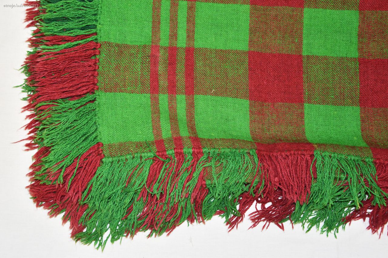 Chustka na głowę i ramiona ze wsi Żywa Woda, ze Zbiorów Muzeum Okręgowego w Suwałkach, fot. Krzysztof Snarski.