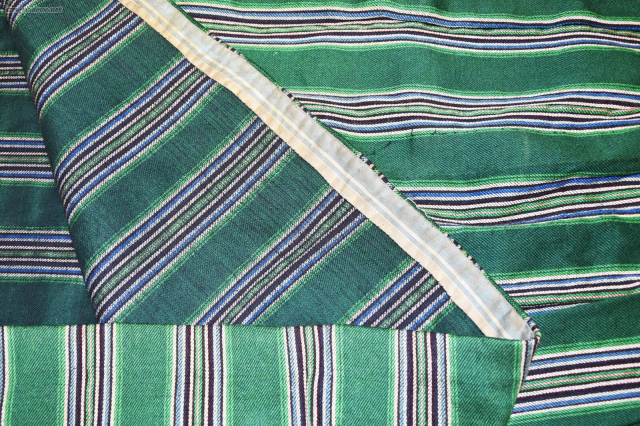 Spódnica kitel ze wsi Gulbieniszki, ze Zbiorów Muzeum Okręgowego w Suwałkach, fot. Krzysztof Snarski.
Wszystkie spódnice na dole od wewnętrznej strony były odszyte pasem mocnej tkaniny o szerokości ok. 5 cm, a ich dolna krawędź odszyta tasiemką tzw. szczoteczką o jednostronnie wystrzępionym brzegu.