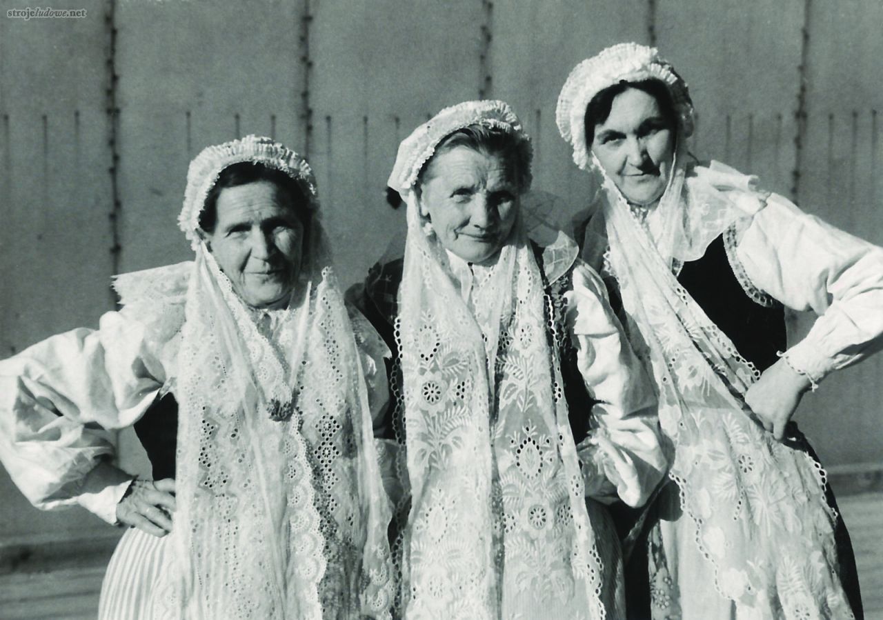 Członkinie zespołu „Pałuki”, od lewej: Antonina Gorajewska, Cecylia Knapowska, Klara Prillowa, 1960 r., fot. nieznany, prywatne archiwum K. Prillowej,  Muzeum Etnograficzne im. Marii Znamierowskiej-Prüfferowej w Toruniu.