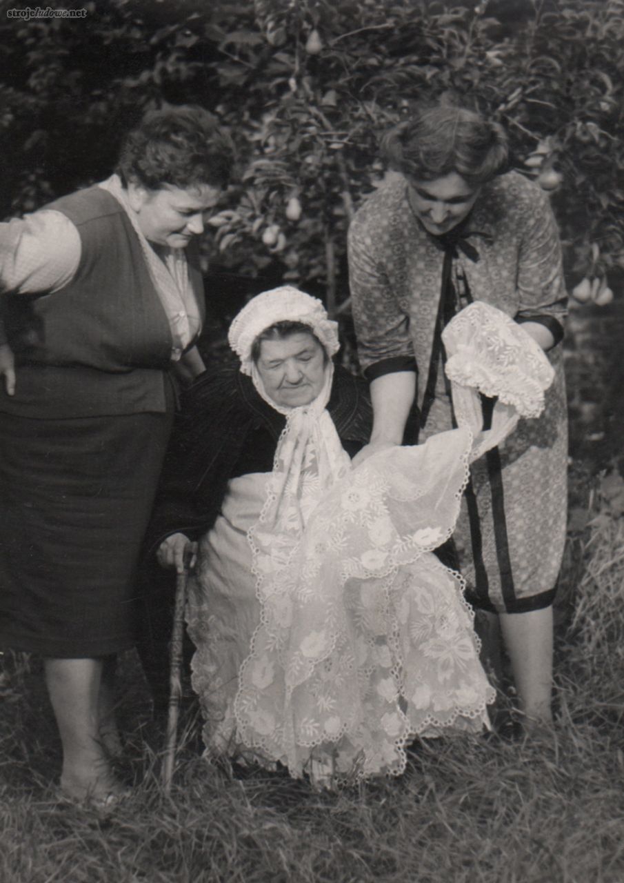 Rozalia Łukaszewicz – członkini zespołu „Pałuki”, z prawej strony pochylona stoi Klara Prillowa, ok. 1970 r., Kcynia, fot. nieznany, prywatne archiwum K. Prillowej,  Muzeum Etnograficznego im. Marii Znamierowskie-Prüfferowej w Toruniu.