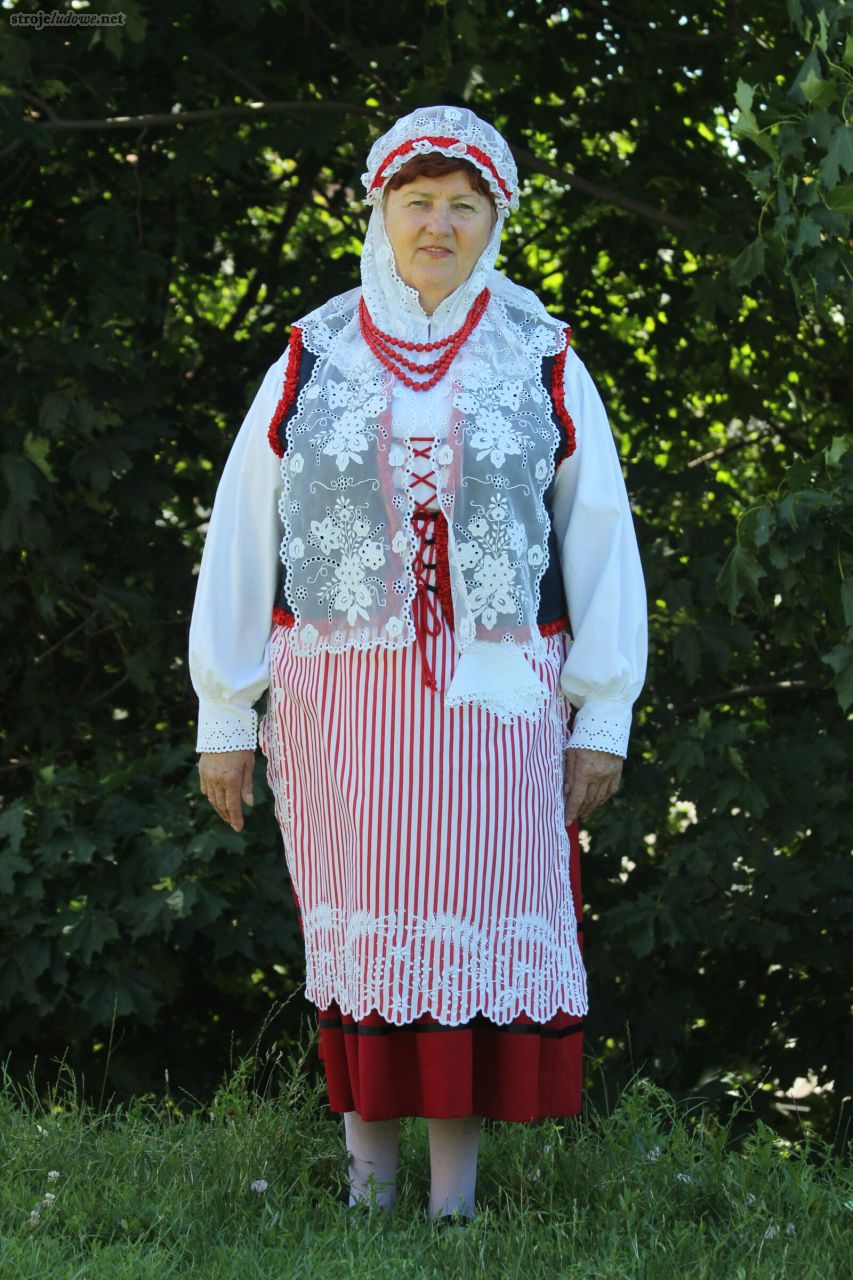 Halina Kaszewska, hafciarka ubrana w strój pałucki własnoręcznie wyhaftowany, Szubin, 2022 r., fot. Adam Zakrzewski.