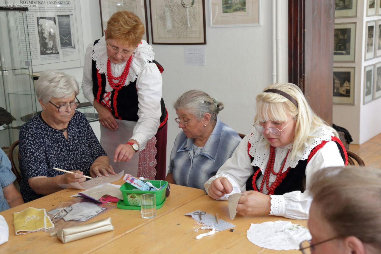 Hafciarki ze swoją instruktorką Krystyną Ługiewicz, „Koło hafciarskie” działające przy Muzeum Regionalnym w Wągrowcu, Wągrowiec, 2022 r., fot. Andrzej Kowalewski.