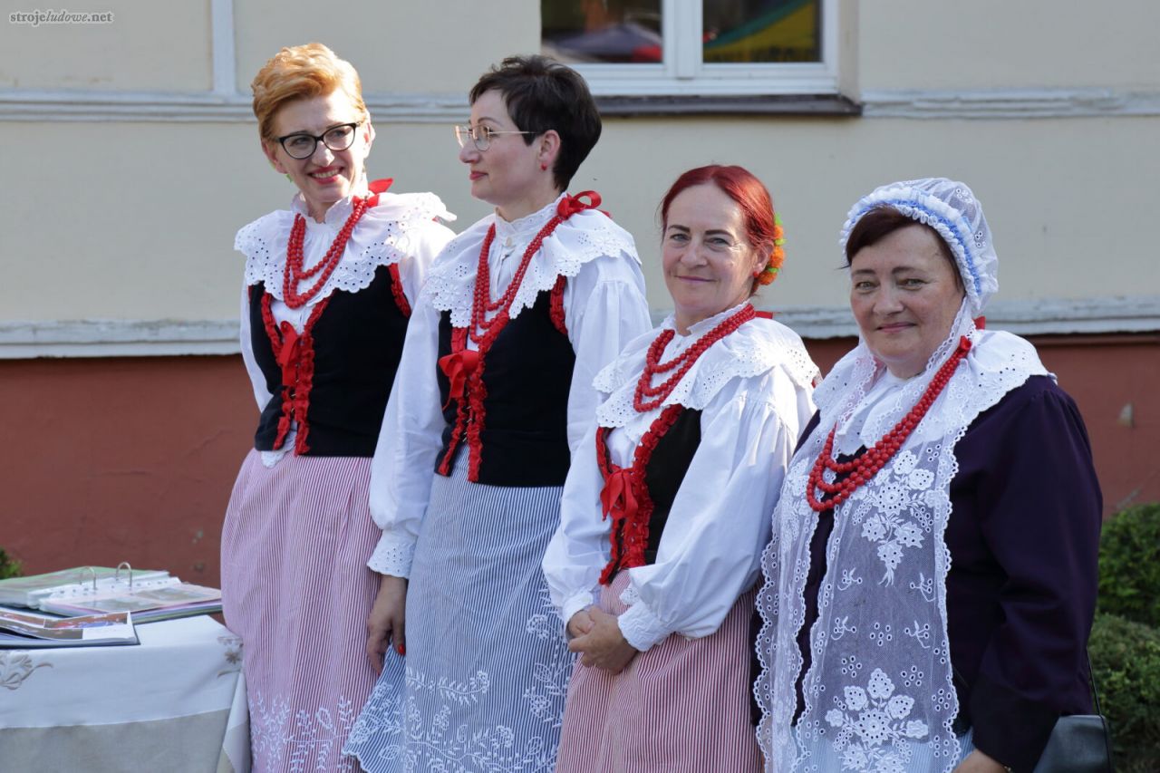 Członkinie zespołu „Pałuki” na uroczystościach z okazji jubileuszu 65-lecia zespołu „Pałuki”, od lewej: Maria Kordyś, Renata Gaj-Kowalska kierowniczka zespołu, Iwona Hernet i Barbara Borowska, Kcynia, 2022 r., fot. Andrzej Kowalewski.