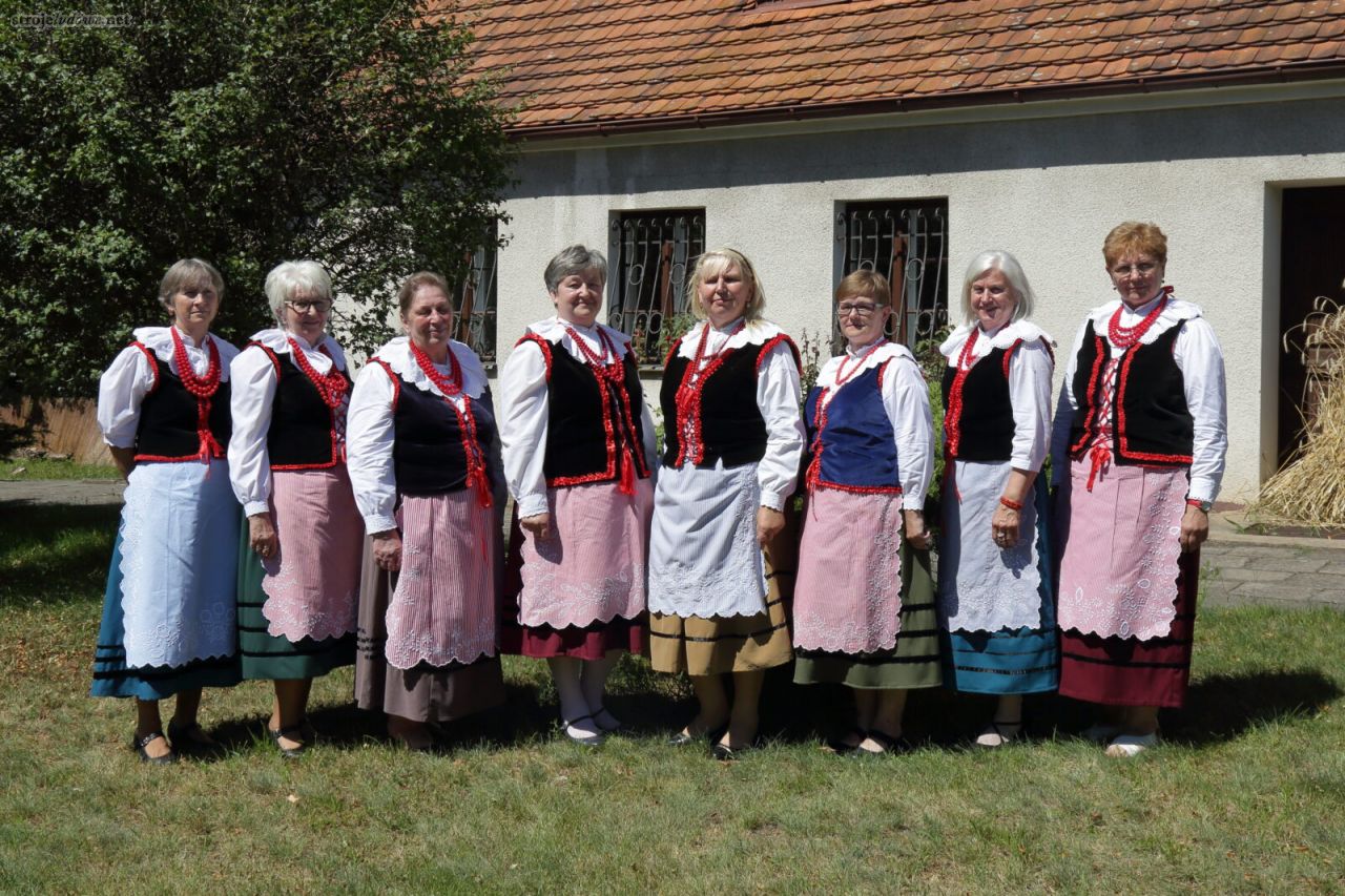 Hafciarki w strojach pałuckich, „Koło hafciarskie” działające przy Muzeum Regionalnym w Wągrowcu, Wągrowiec, 2022 r., fot. Andrzej Kowalewski.