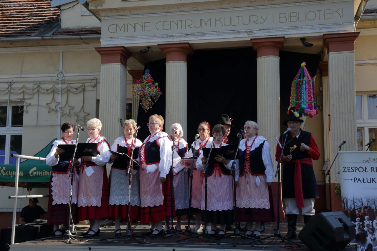 Zespół Śpiewaczy „Jesienny kwiat” działający przy Szubińskim Domu Kultury, występ z okazji jubileuszu 65-lecia zespołu „Pałuki”, Kcynia, 2022 r., fot. Andrzej Kowalewski.