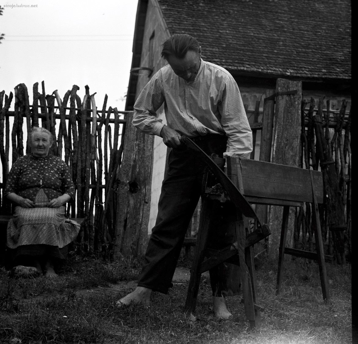 Kobieta w zapasce z trzech klinów, Dalny Las, gmina Płaska, powiat augustowski, ze zbiorów Muzeum Okręgowego w Suwałkach, fot. Marian Pokropek. 