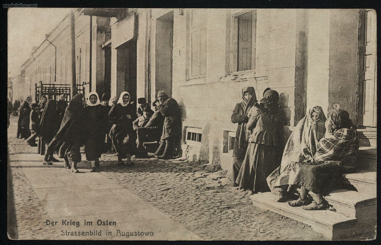 Scena uliczna, pocztówka, 1916 r., wyd. Fritz Kraukskopf, Königsberg, ze zbiorów prywatnych. 

Chustki były noszone przez kobiety niezależnie od ich stanu cywilnego, z tym, że panny zakładały je wyłącznie w czasie niepogody i do pracy. Najstarszymi i najpowszechniej używanymi były małe chustki płócienne, zwykle gładkie lub zdobione w drobne wzorki, z rzadka kwieciste. Wiązano je najczęściej pod brodą, zaś do pracy na karku.
Szale jedwabne albo adamaszkowe, zwykle wzorzyste, zakładano do stroju wzorowanego na modzie ogólnoeuropejskiej. Kobiety nosiły je niezależnie od stanu cywilnego. Ponadto używano ażurowych, trójkątnych albo kwadratowych chustek wyrobu fabrycznego lub dzianych szydełkiem.
