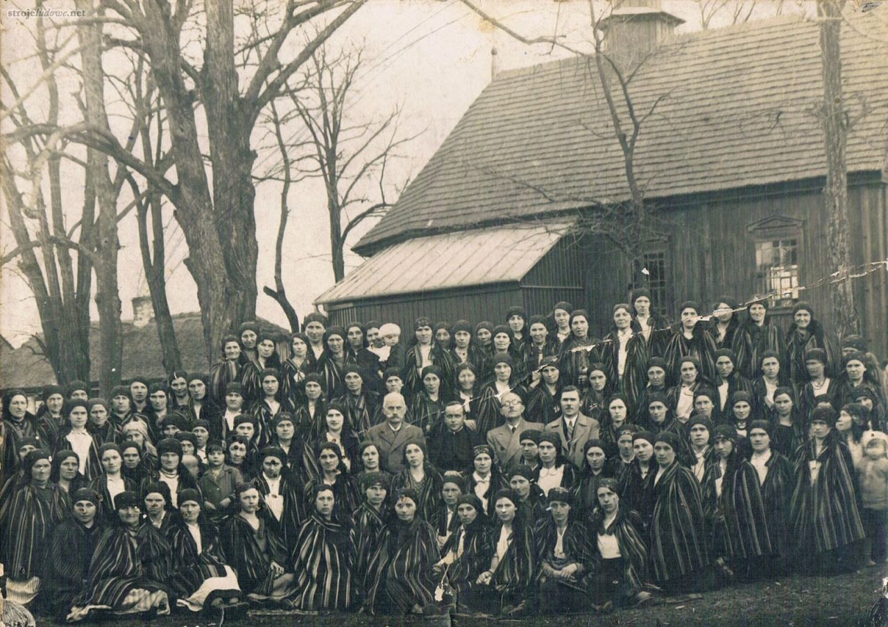 Katolickie Stowarzyszenie Młodzieży Żeńskiej w Stobiecku Miejskim pod Radomskiem, lata 30. XX w. Fot. NN, ze zbiorów Muzeum Regionalnego im. Stanisława Sankowskiego w Radomsku.