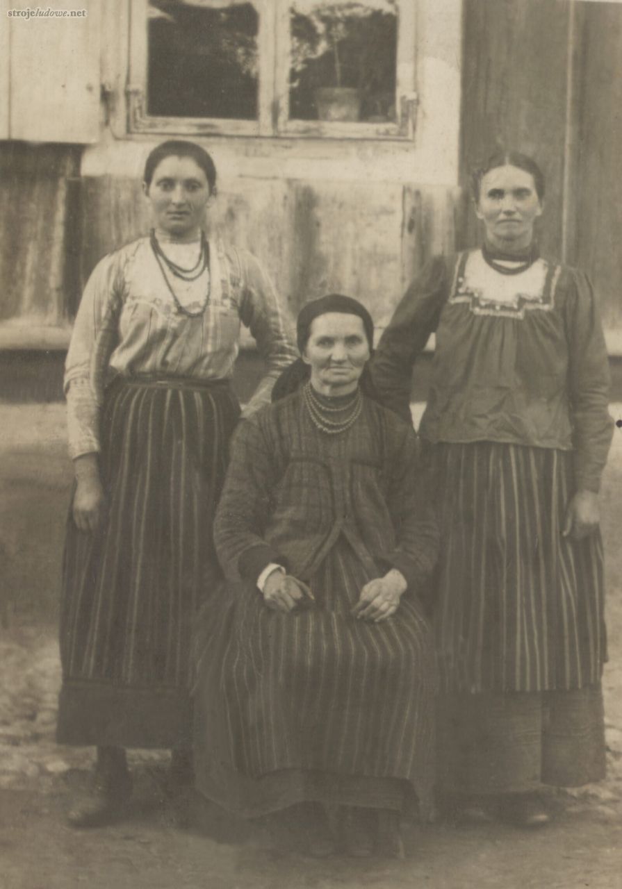 Fotografia rodzinna ze zbiorów Marii Gonery z Gidel, 1930 r. Fot. NN, ze zbiorów Gminnego Ośrodka Kultury w Gidlach.