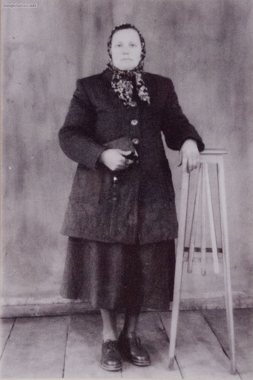 Kobieta w kaftanie szytym według mody miejskiej, lata 30. XX w. Zbiory prywatne.  