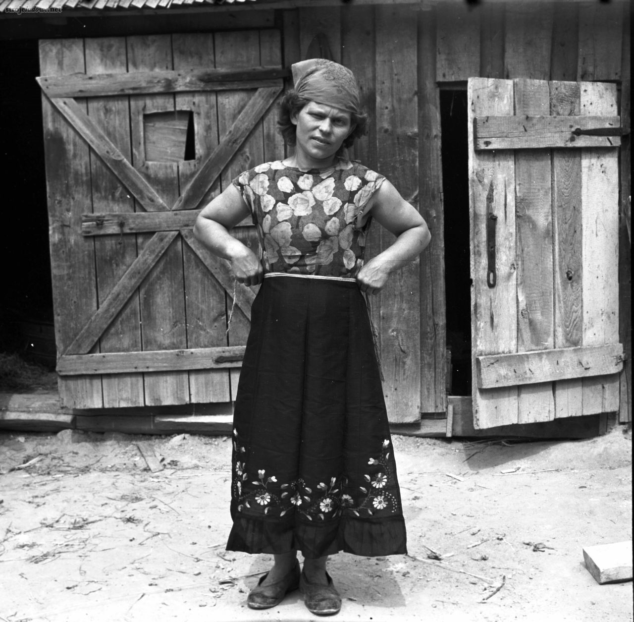 Kobieta demonstrująca zapaskę w czasie badań terenowych, Puńsk, lata 60. XX w., fot. Marian Pokropek. Ze zbiorów Muzeum Okręgowego w Suwałkach