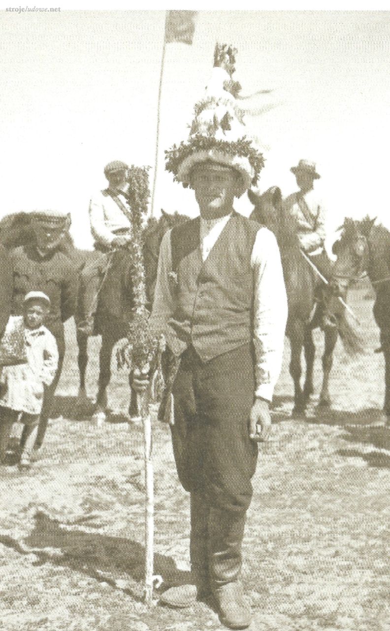 Mężczyzna w stroju tradycyjnym przed występem na festiwalu folklorystycznym, 1935 r. Za: Burač B., Lietuvių darbo tradicijos ir papročiai, Wilno 2018.