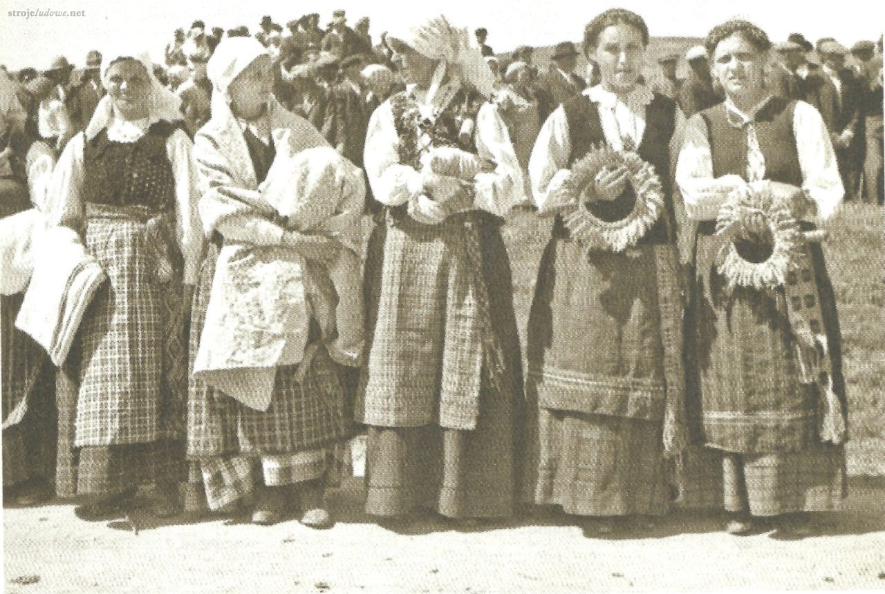 Dziewczyny w  strojach narodowych na dożynkach. Za: Burač B., Lietuvių darbo tradicijos ir papročiai, Wilno 2018