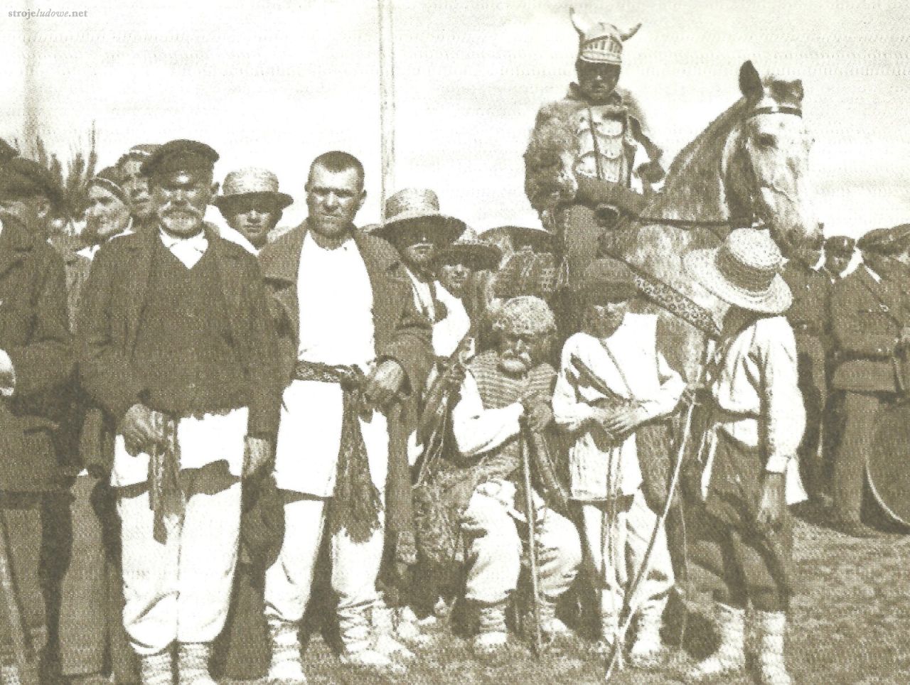 Mężczyżni w strojach tradycyjnych przed występem na festiwalu folklorystycznym, 1935 r. Za: Burač B., Lietuvių darbo tradicijos ir papročiai, Wilno 2018.