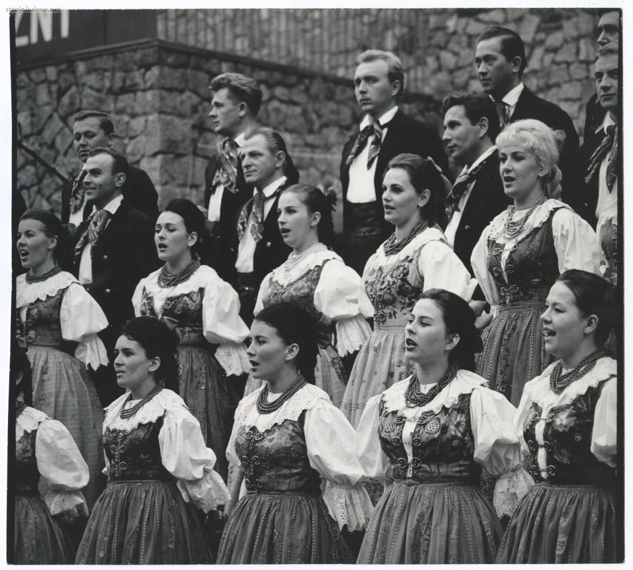 Chórzyści Zespołu Pieśni i Tańca Śląsk im. Stanisława Hadyny w Koszęcinie w kostiumach scenicznych inspirowanych strojem pszczyńskim – rekonstrukcja stroju z przełomu XIX/XX w., wersja z opleckiem (haftowanym gorsetem) zszytym z mazelonką (spódnicą), fot. Anna Chojnacka, z kolekcji Muzeum Historii Katowic.