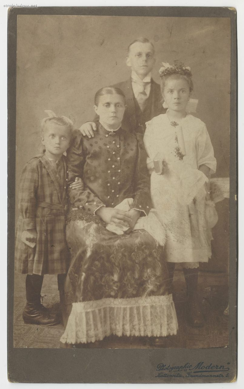 Portret rodzinny – pamiątka przyjęcia sakramentu I Komunii Świętej, matka w stroju pszczyńskim, początek XX w., Katowice, Atelier Modern, z kolekcji Muzeum Historii Katowic.