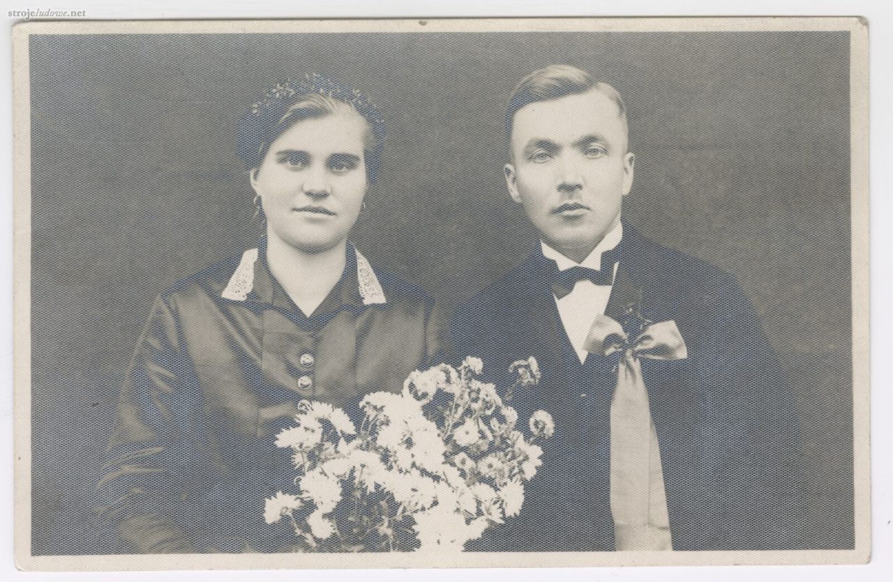 Nowożeńcy, panna młoda w jakli pszczyńskiej – wersja z kraglem (kołnierzykiem zastępującym stójkę, jego pojawienia się związane jest z inspiracjami modą miejską), lata 20.-30. XX w., powiat pszczyński (miejscowość niezidentyfikowana), autor nieznany, z kolekcji Muzeum Historii Katowic.