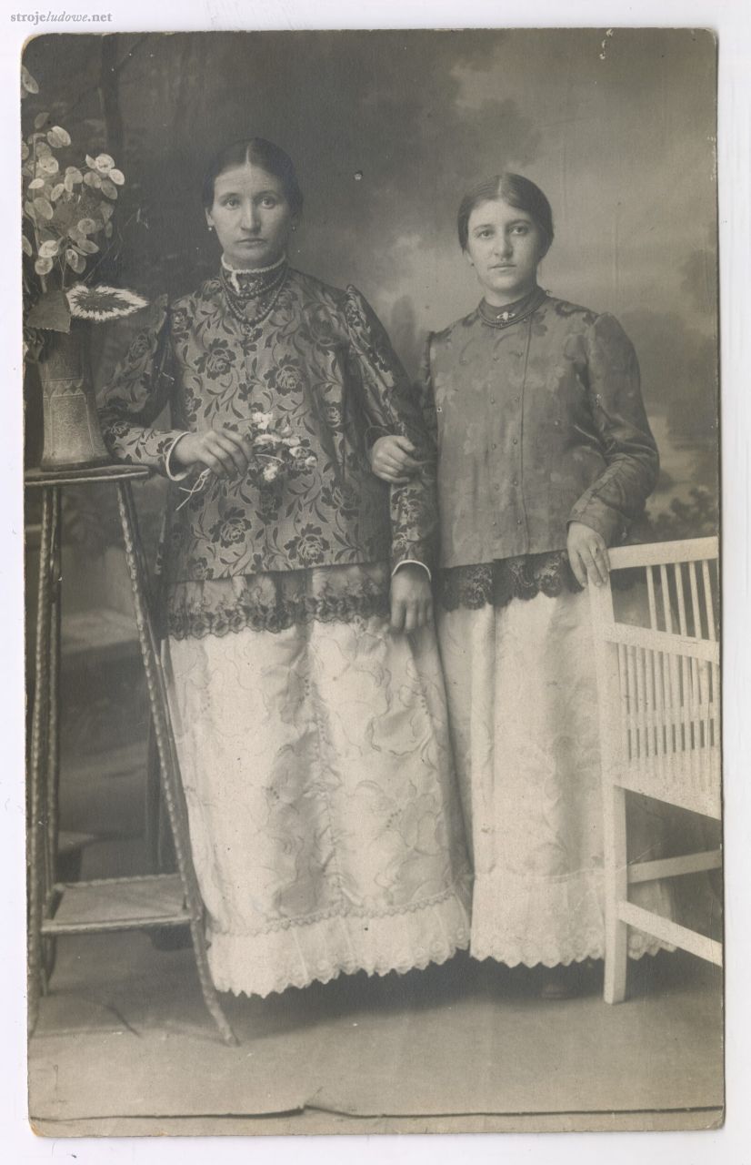 Młode dziewczęta w strojach pszczyńskich, Katowice, lata 20. XX w., fotografia atelierowa, autor nieznany, z kolekcji Muzeum Historii Katowic