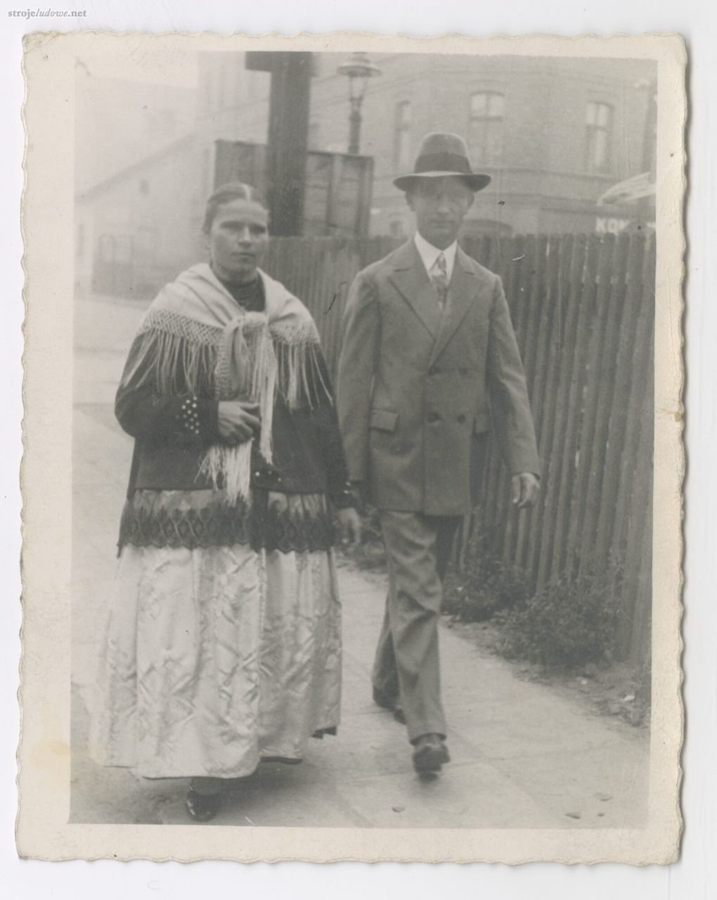 Kobieta w stroju pszczyńskim w towarzystwie męża, Mikołów, lata 30. XX w., autor nieznany, z kolekcji Muzeum Historii Katowic.