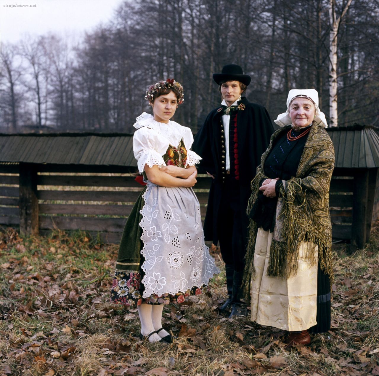 Strój z okolic Pszczyny, fotografia inscenizowana będąca częścią zbioru zdjęć wykonanych przez Stanisława Gadomskiego, Seria Polskie Stroje Ludowe, lata. 50. XX w., z kolekcji Muzeum Miejskiego w Tychach