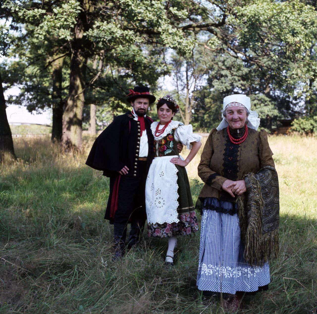 Strój z okolic Pszczyny, fotografia inscenizowana będąca częścią zbioru zdjęć wykonanych przez Stanisława Gadomskiego, Seria Polskie Stroje Ludowe, lata. 50. XX w., z kolekcji Muzeum Miejskiego w Tychach