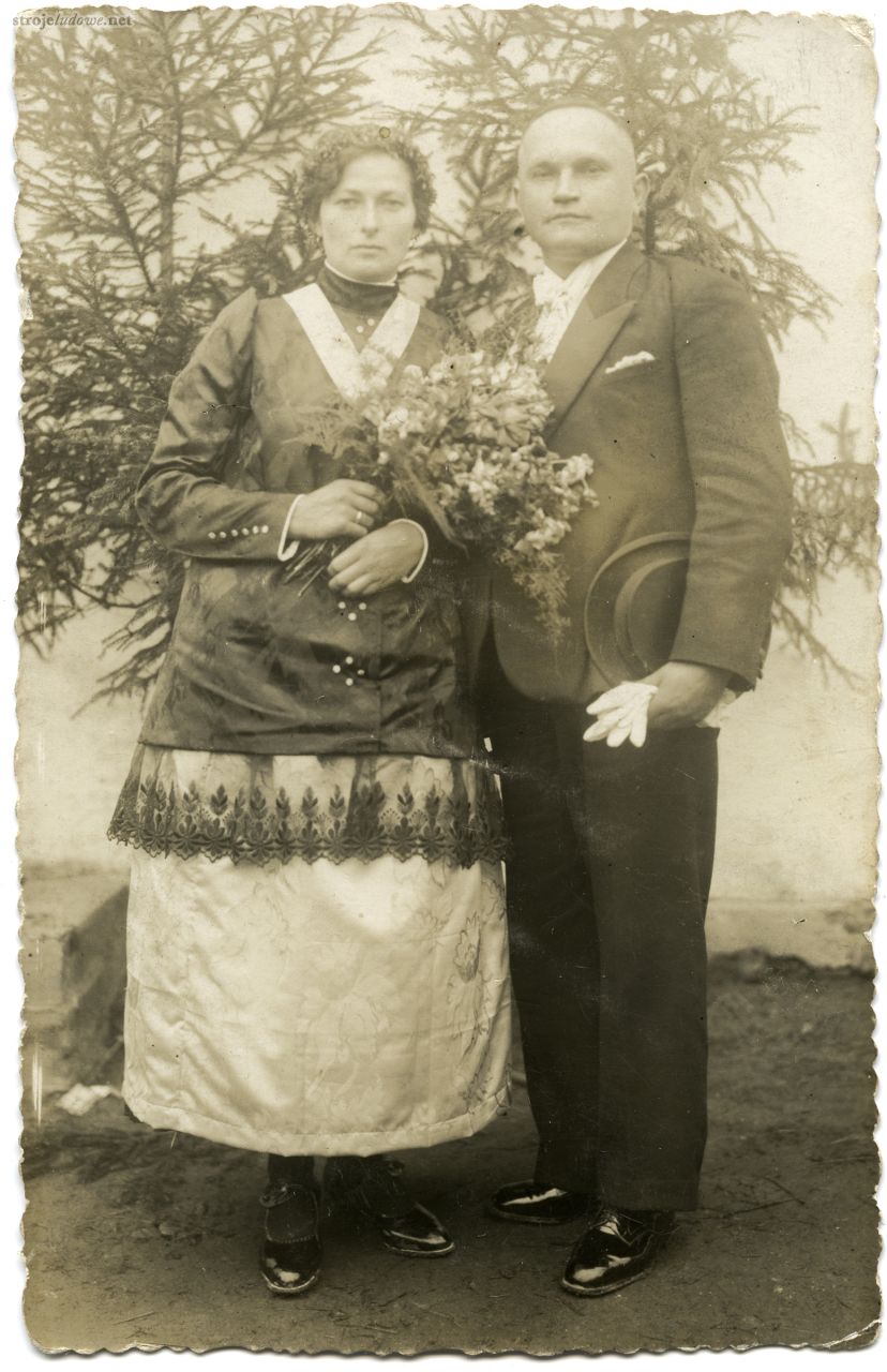 Nowożeńcy, panna młoda ubrana w strój pszczyński, na jej szyi, na błękitnej wstążce zawieszony jest medalik Sodalicji Mariańskiej, 1930 rok, Cielmice (obecnie dzielnica Tychów), autor nieznany, z kolekcji Muzeum Miejskiego w Tychach