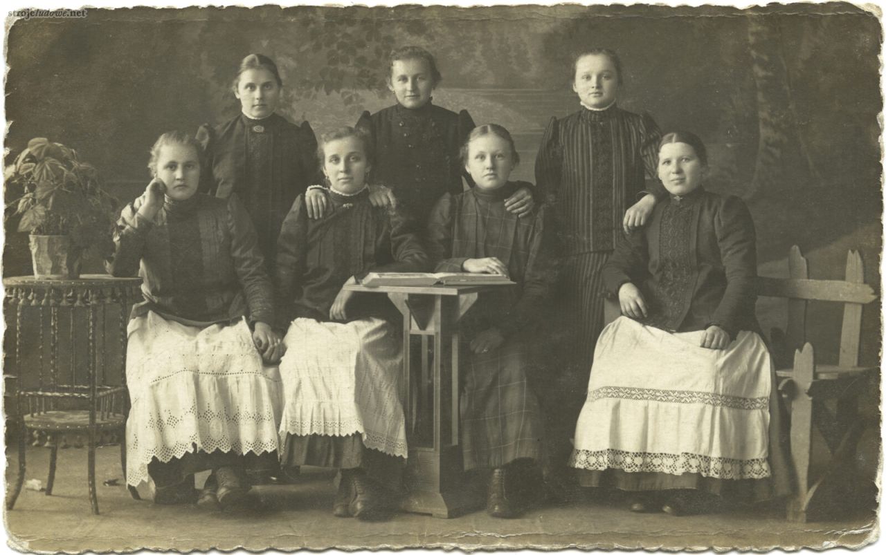 Grupa młodych dziewcząt w strojach pszczyńskich, lata 20.–30. XX w., powiat pszczyński (miejscowość niezidentyfikowana), fotografia atelierowa, autor nieznany, z kolekcji Muzeum Miejskiego w Tychach