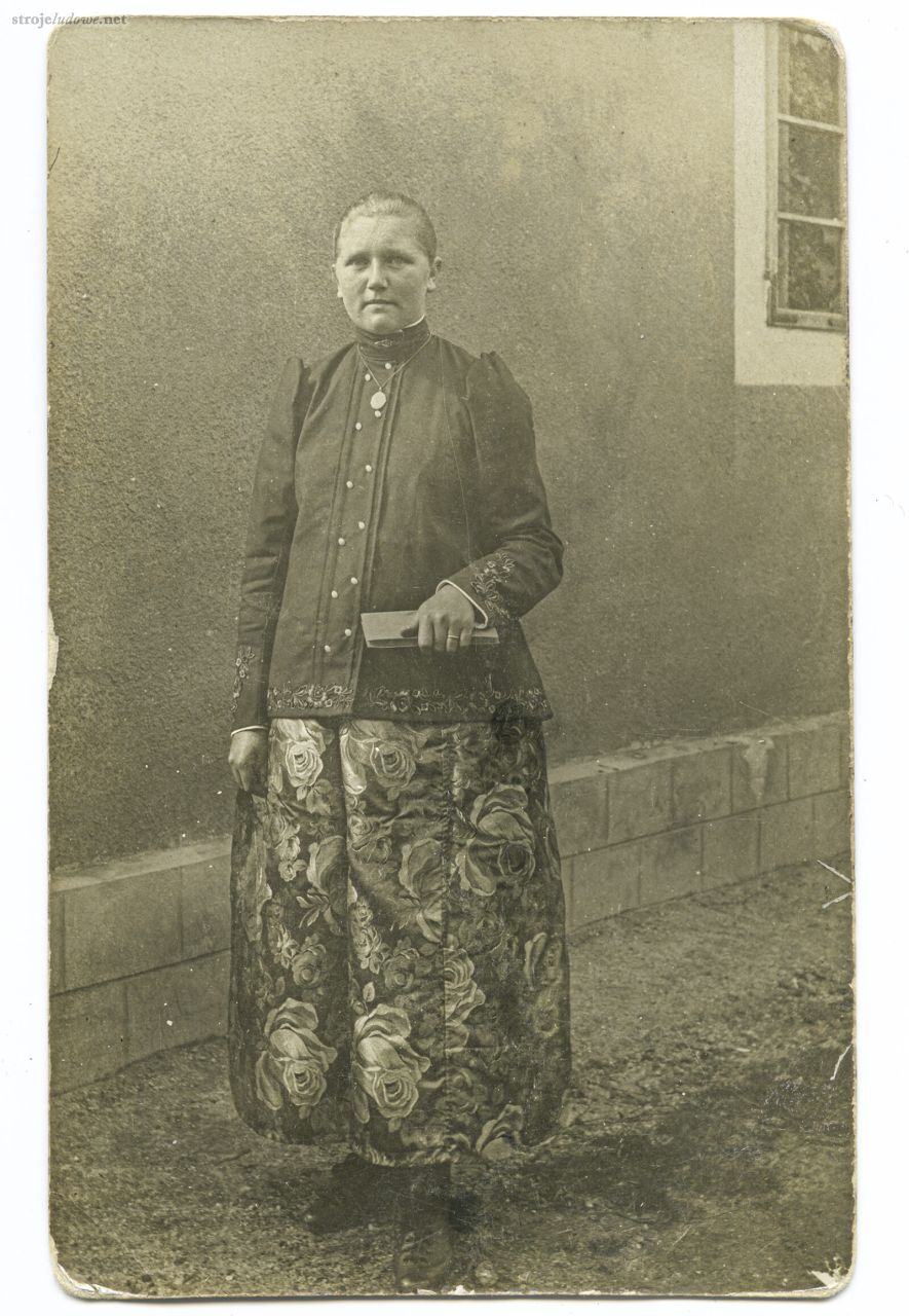 Kobieta w stroju pszczyńskim, jakla wykończona ajzacem (zdobiona aplikacją pasmanteryjną), lata 20.–30. XX w., powiat pszczyński (miejscowość niezidentyfikowana), autor nieznany, z kolekcji Muzeum Miejskiego w Tychach.