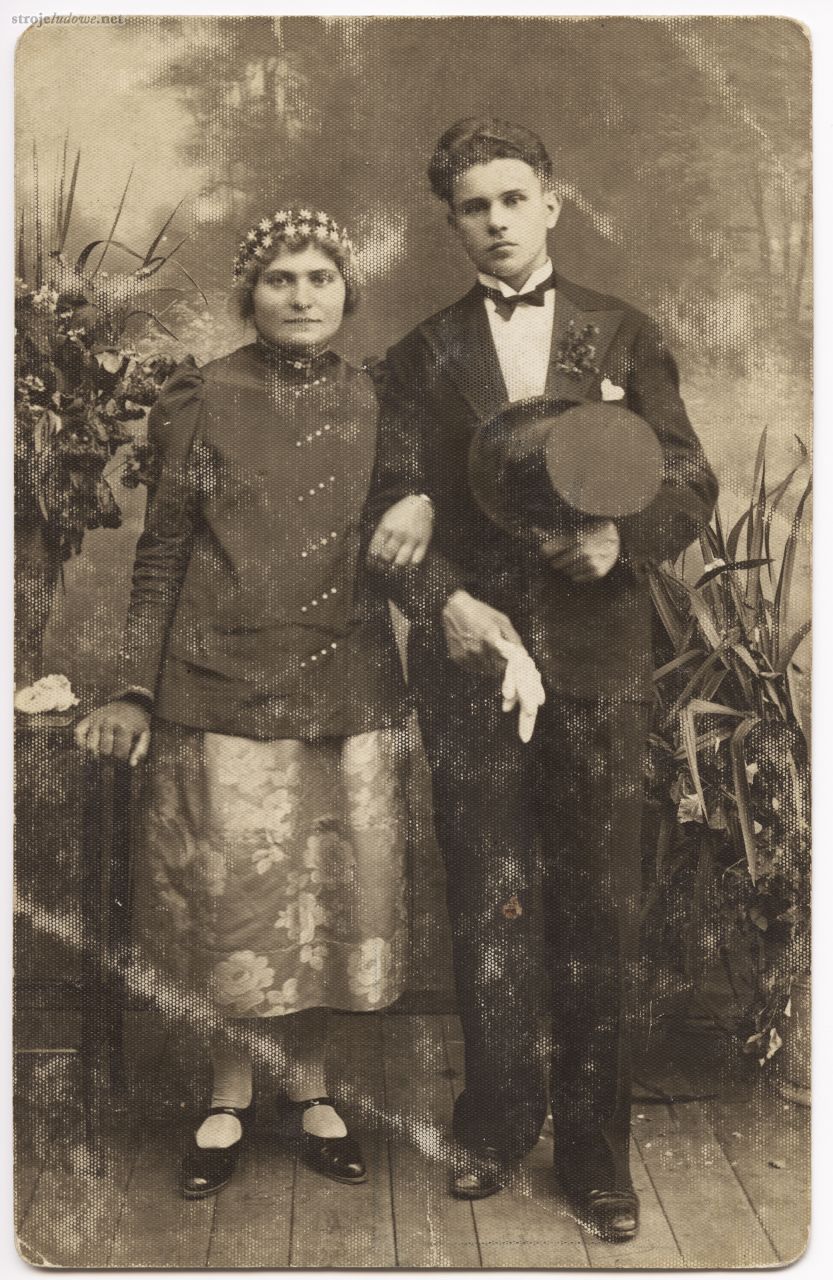 Nowożeńcy, panna młoda w stroju pszczyńskim, lata 30. XX w., powiat pszczyński (miejscowość niezidentyfikowana), fotografia atelierowa, autor nieznany, z kolekcji Muzeum Miejskiego w Tychach