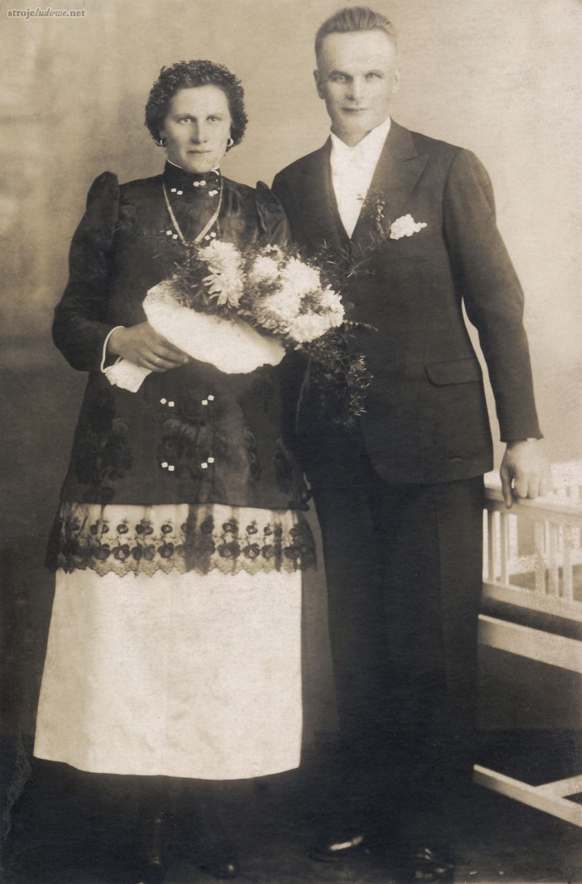 Nowożeńcy, panna młoda w stroju pszczyńskim, dolną krawędź jakli zdobi szpica (koronka wykonana na tiulu), 1936 rok, powiat pszczyński (miejscowość niezidentyfikowana), fotografia atelierowa, autor nieznany, z kolekcji Muzeum Miejskiego w Tychach