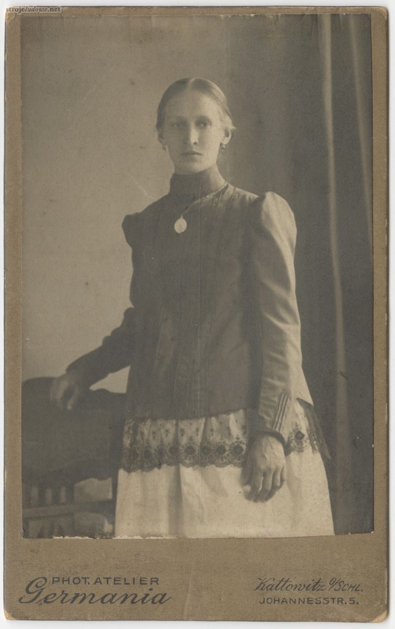 Portret młodej kobiety w jakli pszczyńskiej, fotografia atelierowa, Atelier Germania, Katowice, lata 20-30. XX w., z kolekcji Muzeum Śląskiego w Katowicach.
