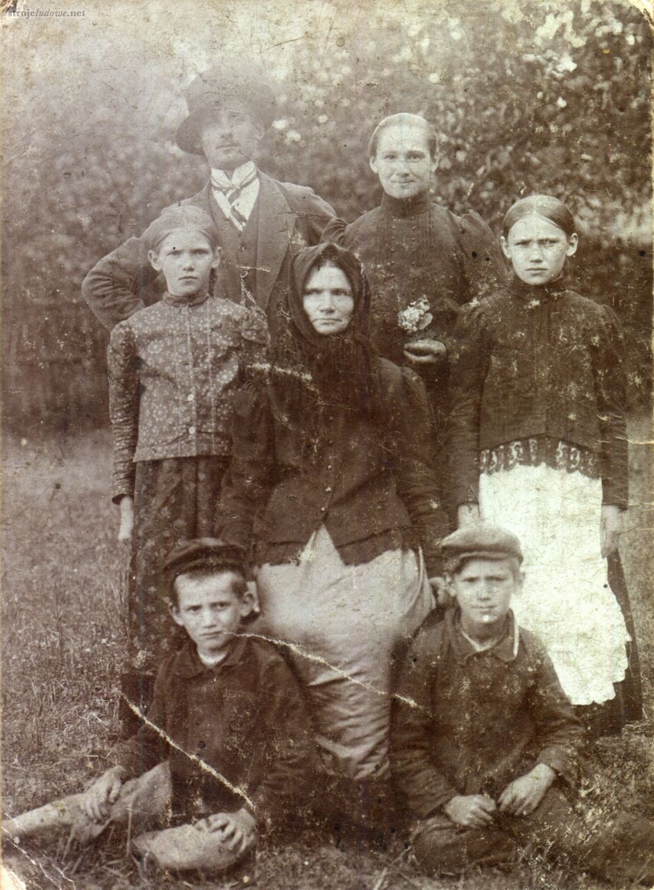 Rodzina, pocz. XX&nbsp;w., Radawie (pow. oleski),  fot. Fototeka Śląska (Muzeum Wsi Opolskiej)