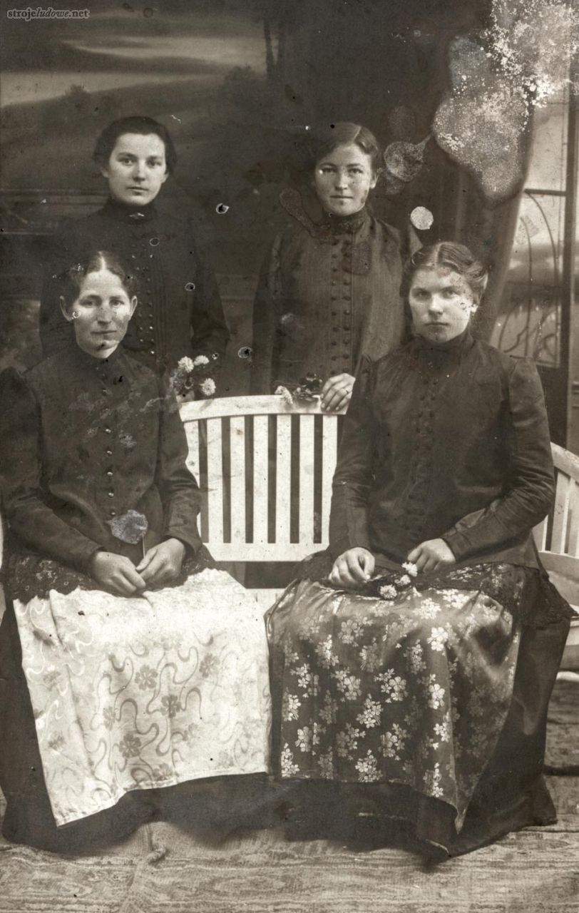 Kobiety w strojach śląskich, 1936 r., fot. Fototeka Śląska (Muzeum Wsi Opolskiej) 