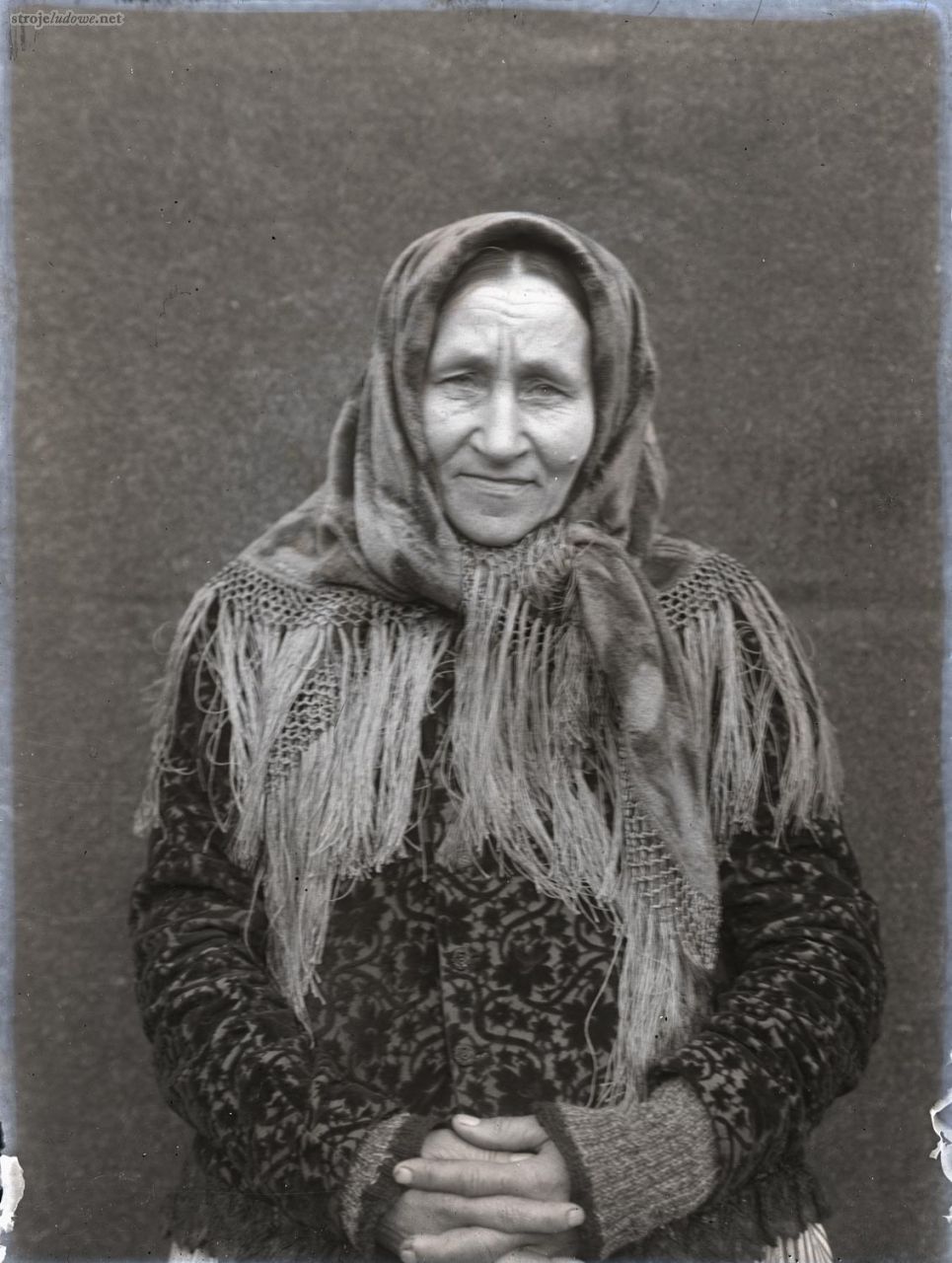 Kobieta w&nbsp;chustce, okres międzywojenny,  fot. Fototeka Śląska (Muzeum Wsi Opolskiej)
Chustka jest duża aksamitna, z&nbsp;jedwabnymi frędzlami wiązanymi wzdłuż brzegu w&nbsp;„siateczkę”. Chustka zawiązana jest luźno pod brodą w&nbsp;charakterystyczny sposób, tj. lekko z&nbsp;boku. Chustki nosiły raczej starsze kobiety. Dziewczęta z&nbsp;reguły chodziły z&nbsp;gołą głową, jedynie zimą chroniły się przed zimnem pod chustką.
