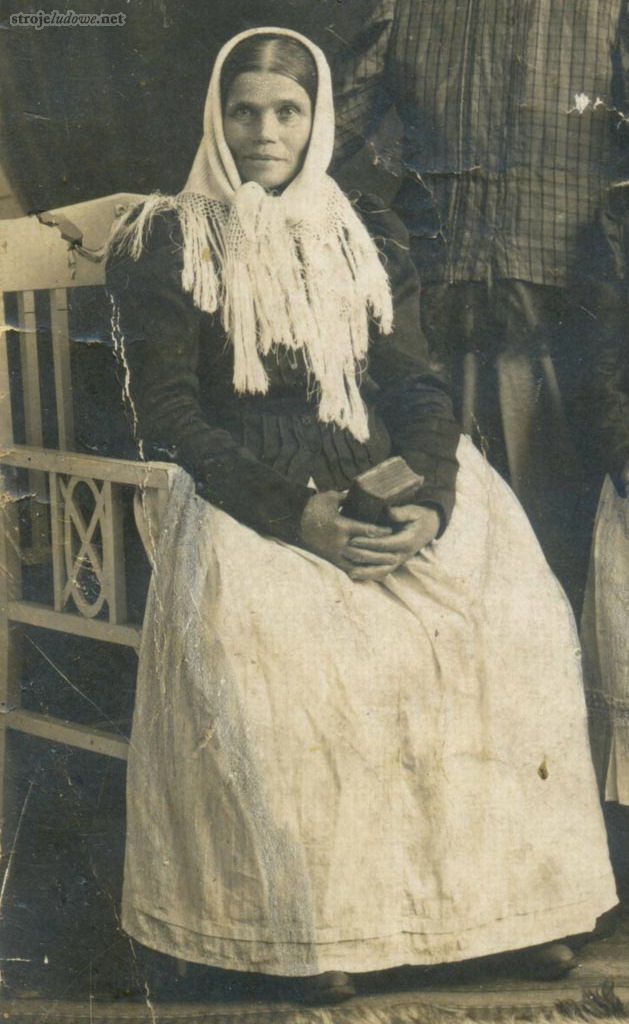 Kobieta w&nbsp;chustce heklówce, 1918&nbsp;r., Borki Małe (pow. oleski), fot. Fototeka Śląska (Muzeum Wsi Opolskiej)
Chusta nagłowna dziana na&nbsp;szydełku, czyli heklowana. Krawędzie wykończone są frędzlami wiązanymi w&nbsp;siateczkę, stosowano też wykończenie z&nbsp;koronką i&nbsp;frędzlami lub gipiurową bordiurą z&nbsp;frędzlami. Chustę zsuwano lekko do&nbsp;tyłu i&nbsp;zawiązywano luźno pod brodą. Włosy z&nbsp;przedziałkiem – ścieżką, zebrane są nad karkiem w&nbsp;ciasny kok
