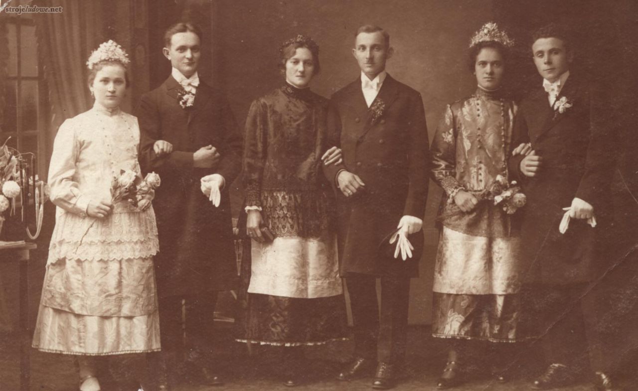 Para młoda z drużbami, fot. Fototeka Śląska (Muzeum Wsi Opolskiej).