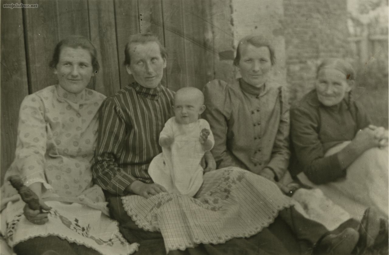 Kobiety w strojach codziennych, 1930 r., fot. Fototeka Śląska (Muzeum Wsi Opolskiej)