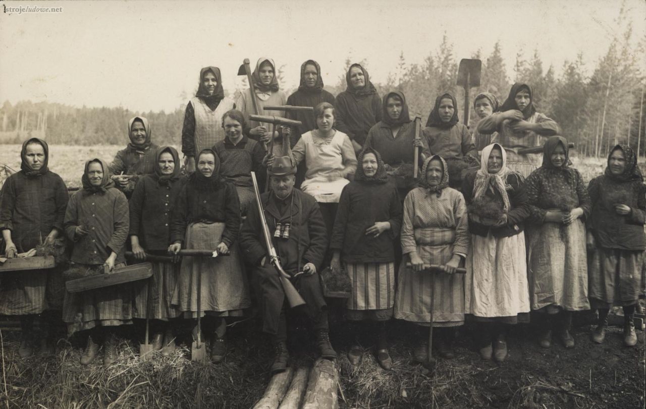 Kobiety w strojach roboczych podczas sadzenia lasu, l.ata 30. XX w., fot. Fototeka Śląska (Muzeum Wsi Opolskiej)