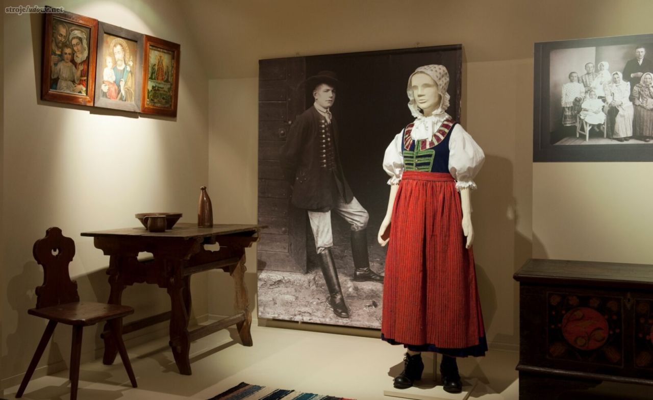 Strój oleski, XIX/XX w., wystawa „Etnografia Opolszczyzny – tradycja i&nbsp;zmiana” w&nbsp;Muzeum Śląska Opolskiego
