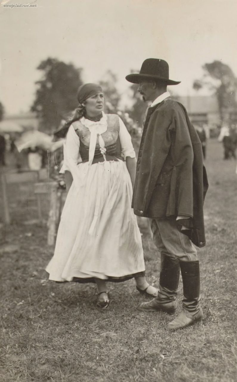 Kobieta i mężczyzna w strojach „z babcinej skrzyni”, źródło: „Oberschlesien. Oberschelsiche Landschaften”, przed 1939 r., zbiory Biblioteki Śląskiej w Katowicach.