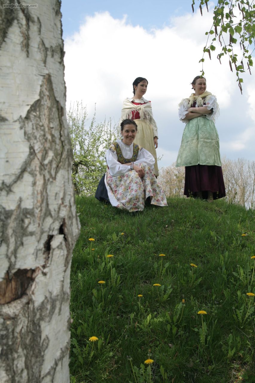 Dziewczęta w strojach ludowych, fot. Archiwum Muzeum Wsi Opolskiej