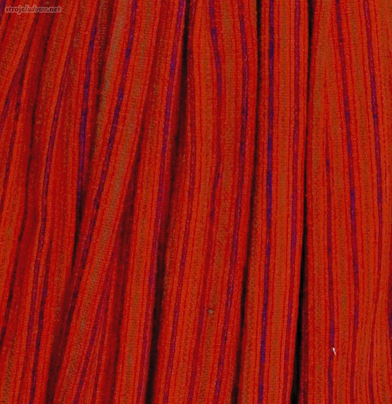 Spódnica buroka (fragment), początek XX&nbsp;w., ze&nbsp;zbiorów Muzeum Wsi Opolskiej.
Spódnica była tkana ręcznie z&nbsp;przędzy wełnianej na&nbsp;lnianej osnowie. Głównym kolorem był czerwony, buraczkowy, czyli bury (co dało nazwę sukni), z&nbsp;drobnymi, pionowymi prążkami w&nbsp;kolorach fioletowym, zielonym, granatowym, żółtym i&nbsp;białym. 