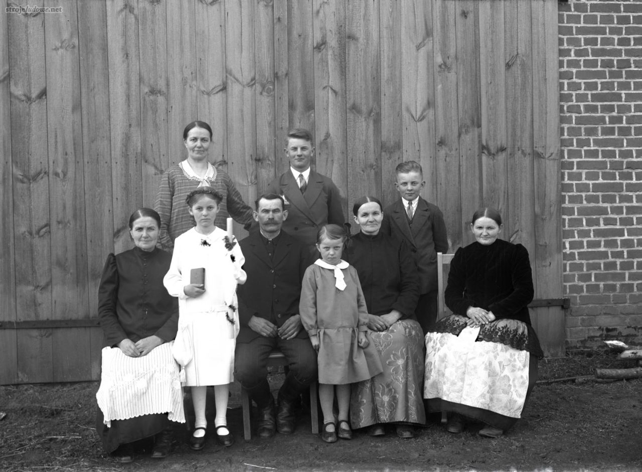 Strój oleski, okres międzywojenny; Wolęcin (pow. oleski),  fot. Fototeka Śląska (Muzeum Wsi Opolskiej)