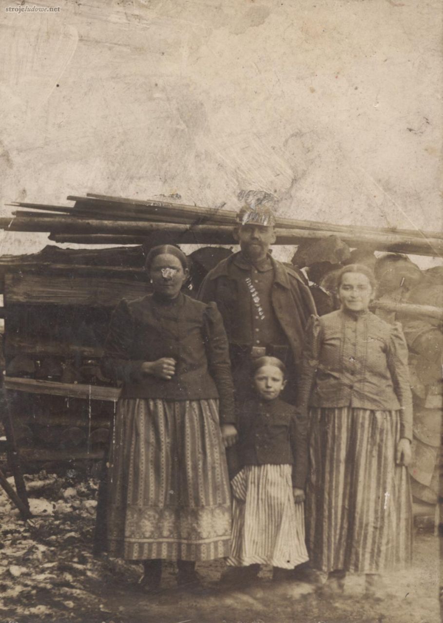 Strój oleski, okres międzywojenny; Wichrów (pow. oleski),  fot. Fototeka Śląska (Muzeum Wsi Opolskiej)