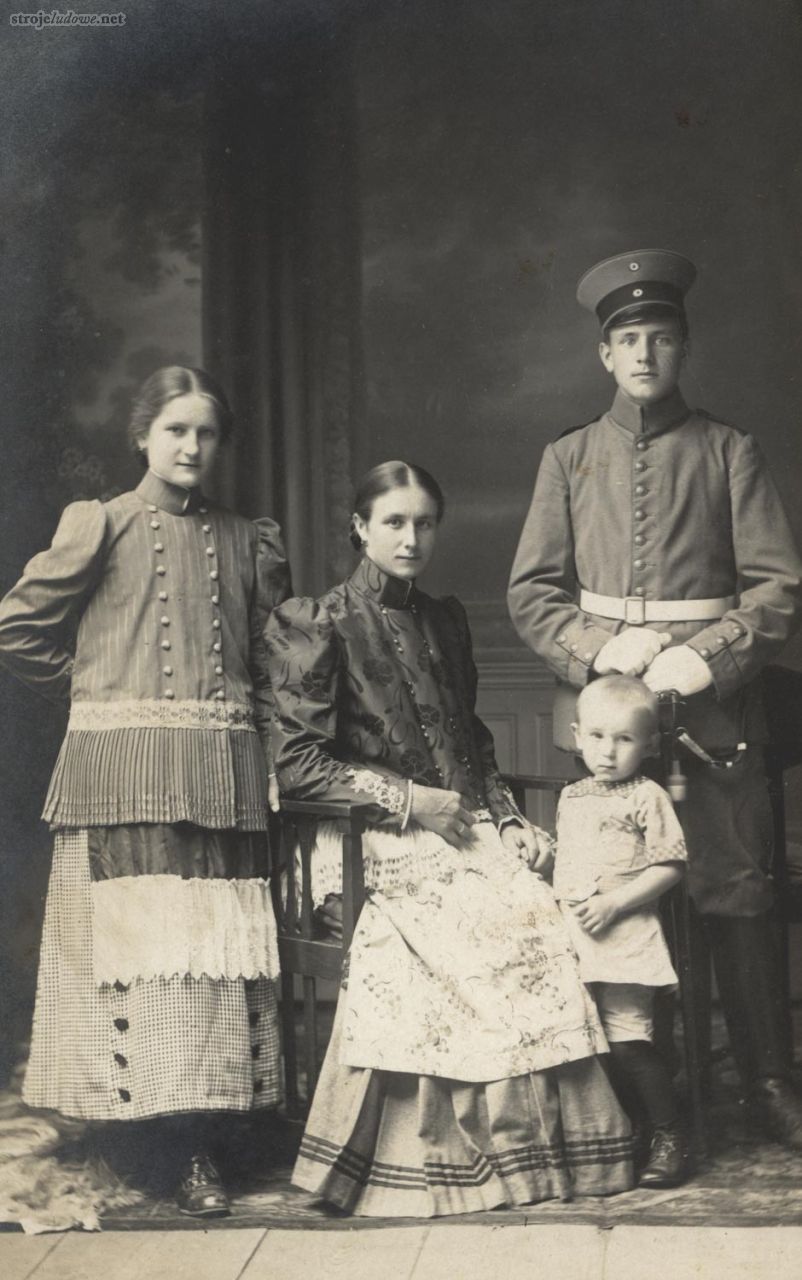Portret rodzinny, początek XX w., fot. Fototeka Śląska (Muzeum Wsi Opolskiej).