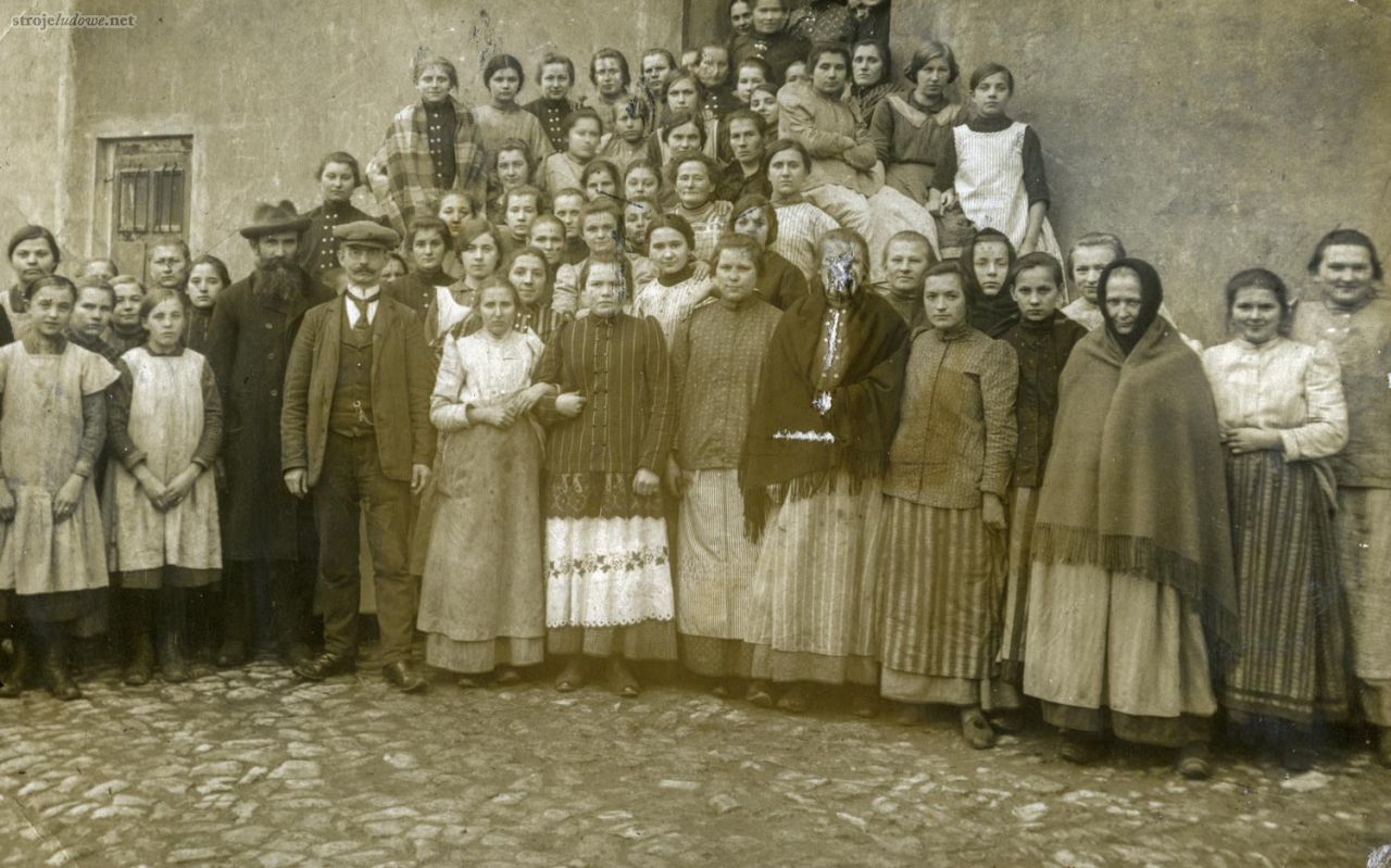 Fotografia grupowa, początek XX w., fot. Fototeka Śląska (Muzeum Wsi Opolskiej).