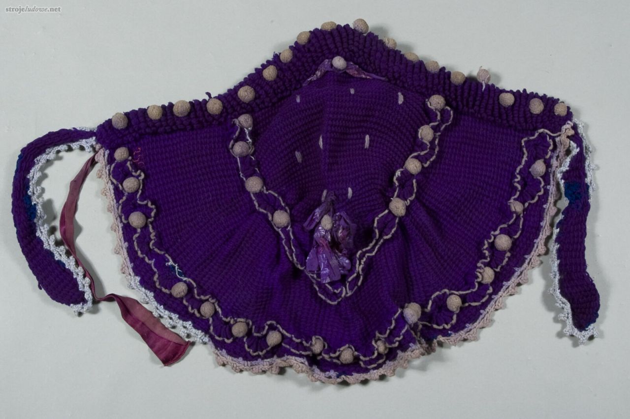 Czepek zimowy, początek XX&nbsp;w., ze&nbsp;zbiorów Muzeum Wsi Opolskiej.
Czepiec wykonany szydełkiem (heklowany) z&nbsp;wełnianej włóczki. Do&nbsp;główki czepca dołączony jest  rodzaj falbany ‒ pelerynki przykrywającej boki szyki i&nbsp;kark.
