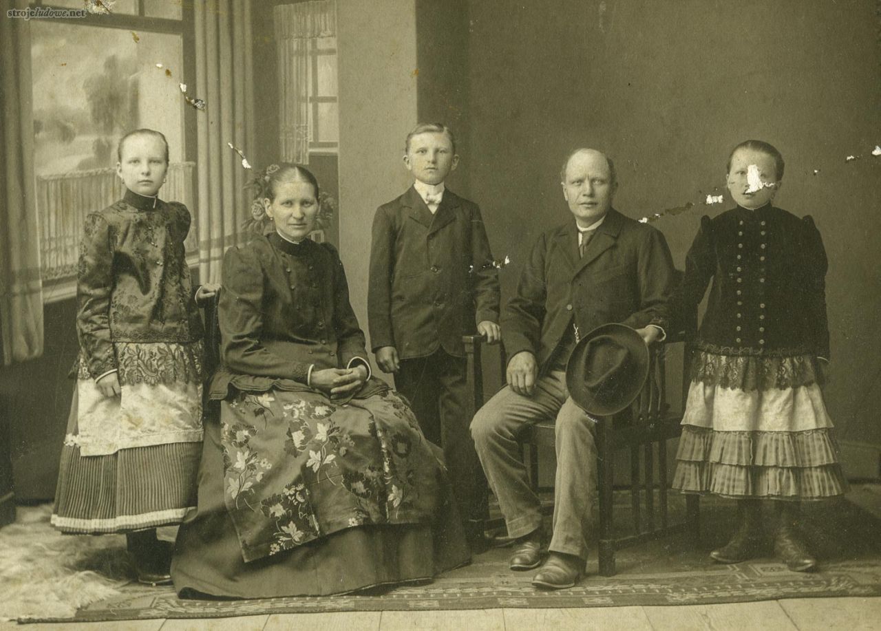 Fotografia rodzinna, początek XX w., fot. Fototeka Śląska (Muzeum Wsi Opolskiej).