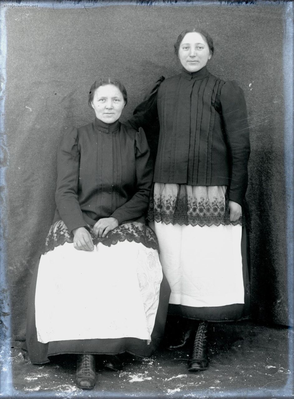 Kobiety z&nbsp;Oleskiego, lata 20. XX&nbsp;w., fot. Fototeka Śląska (Muzeum Wsi Opolskiej).
Kobiety w&nbsp;ciemnych jaklach z&nbsp;doszytą falbaną z&nbsp;fabrycznej koronki imitującej haft na&nbsp;tiulu. Jasny kolor fartucha uwypukla wzór i&nbsp;delikatość koronki. Zapięcie jest kryte, na&nbsp;zatrzaski, a&nbsp;poły zdobione pionowymi przeszyciami. Uczesanie jest charakterystyczne dla Śląska, z&nbsp;tzw. ścieżką, czyli przedziałkiem na&nbsp;środku głowy.  
