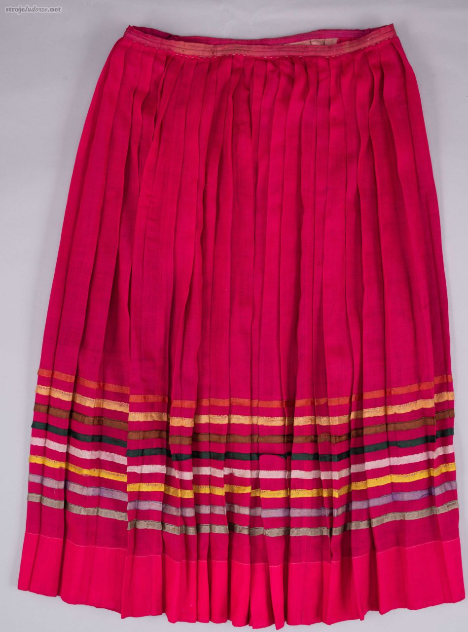 Spódnica koloru biskupiego. Szyta ręcznie czarnymi nićmi. Spód obszyty szczoteczką. 